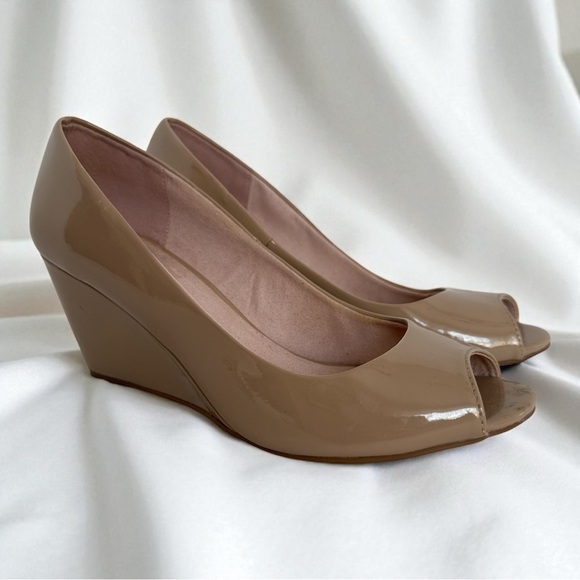 CL by Laundry Elegant Tan Patent Leather Peep-Toe Wedge Shoes - Picture 1 of 7
